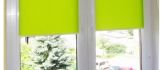 Zielone rolety okienne w pełnej zabudowie
